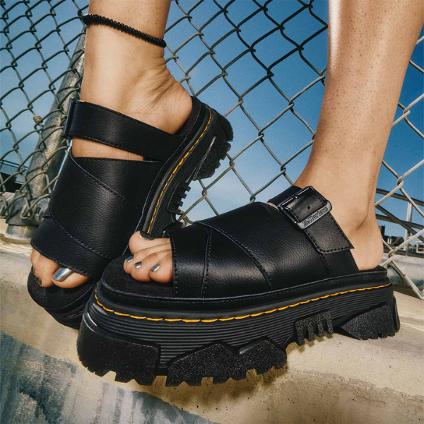 DR. MARTENS Mattison Slide Sandal כפכפי עור פלטפורמה נשים