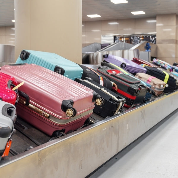קשיחה או רכה? המדריך המלא לבחירת המזוודה המושלמת לטיסה הבאה שלכם!