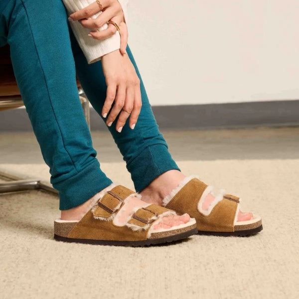 BIRKENSTOCK Arizona Fur כפכפי פרווה בירקנשטוק נשים BIRKENSTOCK