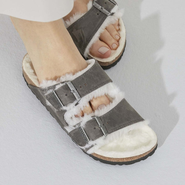BIRKENSTOCK Arizona Shearling כפכפי פרווה בירקנשטוק נשים BIRKENSTOCK