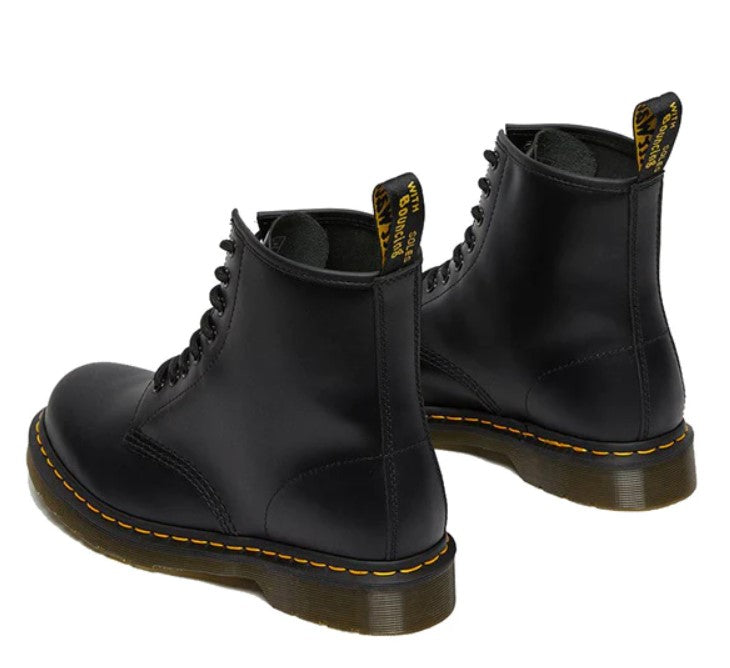 DR. MARTENS Eye Boot Smooth מגפי עור ד"ר מרטינס