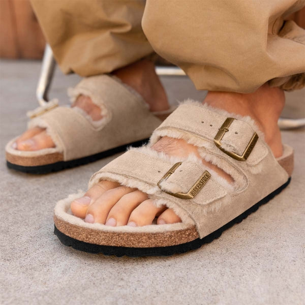 BIRKENSTOCK Arizona Shearling כפכפי פרווה בירקנשטוק נשים BIRKENSTOCK